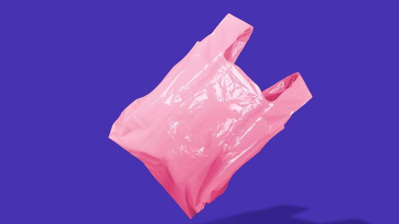Comprar sacolas plásticas de forma consciente e prática